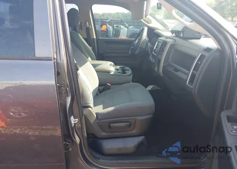 2017 Ram 1500 Express 4X2 6'4 Box z USA, uszkodzony, nr VIN 1C6RR6FG2HS662917